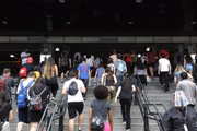 Candidatos devem manter 1,5 metro de distância como medida de segurança, o que não é visto na imagem
