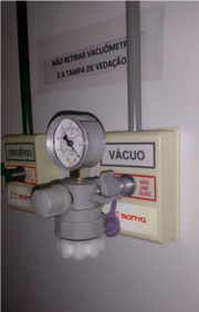 O sistema à vácuo para aspiração de secreção de pacientes não funciona na sala vermelha, onde há quatro leitos