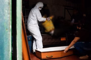 Equipes trabalham incansavelmente para ajudar a velar corpos de vítimas da Covid-19