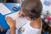 Esses estimulam servem também para ensinar as crianças a diferenciar os sons do que é uma voz por exemplo a uma batida de porta.