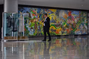 Painel fica exposto ao lado dos trajes usados pelo presidente Jair Bolsonaro e pela primeira-dama Michelle Bolsonaro na cerimônia de posse de 2019.