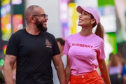 O casal posta momentos em vídeos no Instagram 