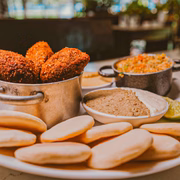 Pão sírio, kibe cru, kibe assado e pasta de grão de bico do Beirute, primeiro lugar na categoria de Bares e Restaurantes
