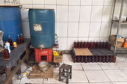 Policiais civis encontraram a fábrica em funcionamento ao chegar no local