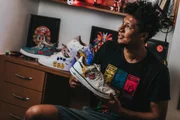 O ala Rafa Moreira, do Brasília, passou recentemente a personalizar tênis de jogo e de passeio. A ideia dele é dar uma cara única aos calçados dos amigos, com um toque próprio de arte.Foto: Vinícius Santa Rosa/Metrópoles