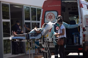 Paciente e profissionais de saúde em frente ao Hran