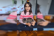Lorena, de 8 anos, adotou o gato Pop Fighera Miau