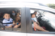 Glória Ribeiro, 62 anos, foi se vacinar acompanhada de filho, nora, dois netos e cachorro