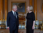Rei Charles III durante sua primeira audiência com a primeira-ministra Liz Truss no Palácio de Buckingham, em Londres