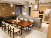 Cozinha integrada à sala com esquadrias teto ao chão do piso ao teto proporcionando um ambiente amplo