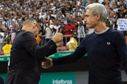 Treinadores se cumprimentaram antes do jogo