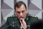 Mauro Cid durante depoimento em CPI no Congresso