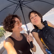 Valentina e Cynthia Benini se protegem do sol durante passeio