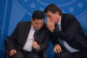 O presidente Jair Bolsonaro e o seu vice, Hamilton Mourão, durante cerimônia no Palácio do Planalto
