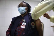 Luciana, enfermeira do Samu, toma vacina contra a Covid-19 na zona norte de São Paulo