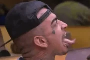 MC Guimê espantou a web com o tamanho de sua língua