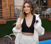 Kübra Aykut posa de roupa confortável