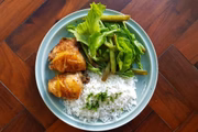 Sobrecoxa com molho de laranja e salada de vagem e alface