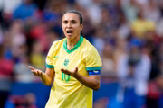 Marta saiu aos prantos