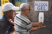 Pelo menos 16 pontos com álcool em gel estão distribuídos na Rodoviária do Plano Piloto