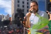 Guilherme Boulos discursa em caminhão de som na Parada LGBT+ na Avenida Paulista, em São Paulo