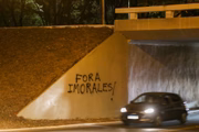 Ministro Alexandre de Moraes é alvo de pintura na tesourinha da 111 Sul, em Brasília