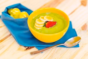 No Bem Te Vi, uma pedida é o bowl Periquito (R$ 22), feito com banana congelada, espinafre e matchá