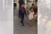 Isís e Pedrinho passeando no shopping