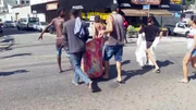 Moradores retiram corpos da comunidade