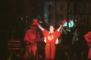 O vocalista Dinho (Alecsander Alves), do Mamonas Assassinas, é visto durante apresentação da banda em 1995