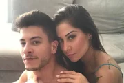 Desde o início do relacionamento com Maíra, no entanto, ele se relaciona com outras pessoas. Mesmo sabendo das traições, e por diversas vezes expondo nas redes sociais as puladas de cerca do ator, os dois seguem juntos