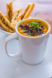 O BierFass Lago oferecerá um creme de abóbora com crispy de carne-seca como entrada; miolo de alcatra com molho de mostarda grelhado na parrilla servido com batata sauté no prato principal; e torta de limão para sobremesa.