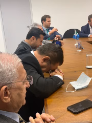 Evangélicos oram por André Mendonça. Até mesmo jatos particulares foram utilizados para trazer senadores para votação