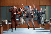 <b>Tudo por um Furo (2013)</b>. Apesar do título diferente em português, trata-se da sequência de O Âncora (2004). Desta vez, o extravagante e hilário jornalista Ron Burgundy (Will Ferrell) sai de San Diego para tentar se firmar no disputado meio televisivo de Nova York