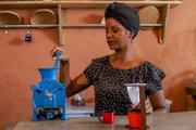 No Crioula, os baristas servem cafés especiais no espresso, na prensa francesa e na V60. Para quem prefere a bebida passada no coador de pano, Helena oferece um grão do Café Orfeu processado em moedor antigo