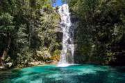 A Cachoeira Santa Bárbara, conhecida pelas águas azuis, fica em Cavalcante, região da Chapada