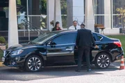 Sem máscara, Pauzello deixa hotel militar com namorada