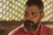 Alcides pretende se tornar matador de aluguel