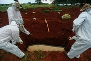 Enterro de vítimas da Covid-19 em cemitério de Goiânia, goiás