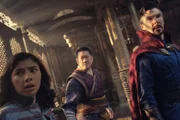 Xochitl Gomez como America Chavez, Benedict Wong como Wong, e Benedict Cumberbatch como Dr. Stephen Strange em Doutor Estranho no Multiverso da Loucura