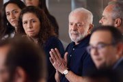 O presidente Lula (PT) ao lado da ministra da Gestão e Inovação no Serviço Público, Esther Dweck, que liderou a realização do CNU.