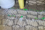 Vários materiais para fabricação de lança-perfume foram encontrados no local