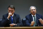Guedes em entrevista coletiva, após debandada na Economia, ao lado do presidente Jair Bolsonaro