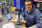 Vinícius Dônola posa nos bastidores da BandNews FM 