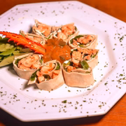 Sushi wrap de salmão com rúcula, cream cheese, mostarda de cremona