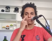 Músico Tiago Soares criticou o Coco Bambu por não repassar couvert couvert