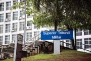 O Superior Tribunal Militar integra o Poder Judiciário e julga processos referentes a militares da FAB, do Exército e da Marinha
