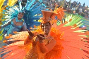 Imagem mostra desfile da Vai-Vai no Sambódromo do Anhembi, em São Paulo