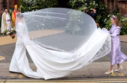 O vento atrapalhou a entrada da noiva no casamento