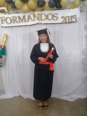 Lucila com o diploma durante a formatura no Ensino Fundamental, que ela concluiu pela EJA após quase 30 anos longe da sala de aula 